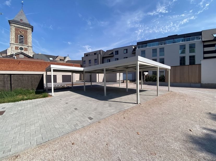Vous recherchez une place de parking attitrée dans le centre d'Evergem ? Cette place de parking privative située dans la résidence récente « De Bib »