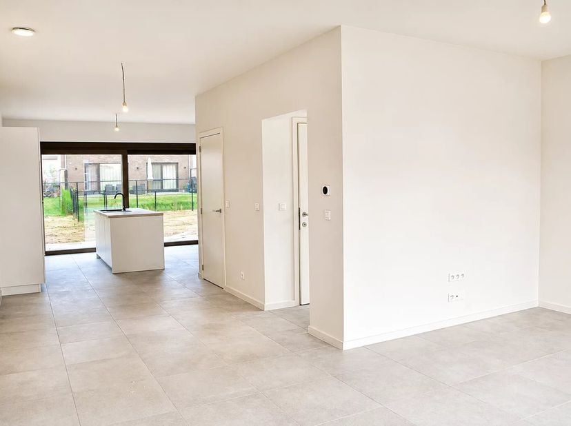 VOLLEDIG AFGEWERTKE NIEUWBOUWWONING MET 3 SLPK'S IN SINT-LAMBRECHTS-HERK (HASSELT)<br />
Op zoek naar een nieuwbouwwoning maar geen zin om lang te wac
