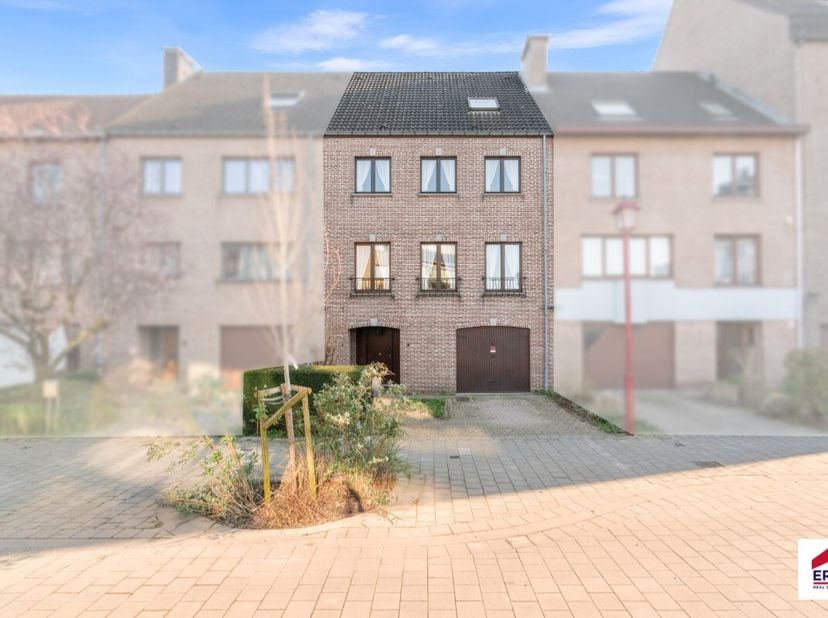 À vendre : grande maison unifamiliale à Jette, située dans un environnement verdoyant à proximité des écoles, des transports en commun et des axes rou