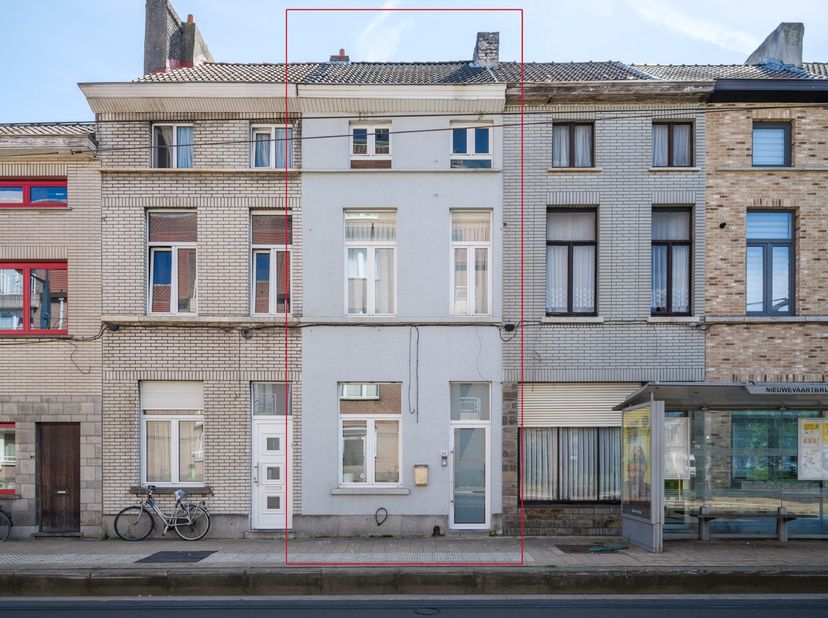 À distance de marche de la Coupure et avec l'arrêt de tram devant la porte menant au centre de Gand se trouve cette maison de ville entièrement rénové