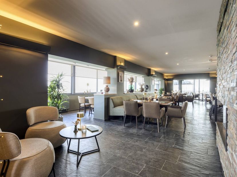 Dans le magnifique paysage de Teuven, près du célèbre Tri-Country Point, se trouve ce magnifique restaurant entièrement prêt à emménager avec un appar