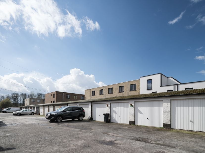 Bezoek op afspraak via verkoop@vanvas.be - tel. 0479/795 796<br />
<br />
Deze garagebox is gelegen op amper 4 km van de Gentse stadskern nabij het ce