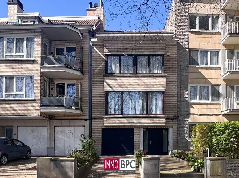 Welkom in deze verrassend ruime en instapklare woning, ideaal gelegen op een centrale en vlot bereikbare locatie in Anderlecht. Met een totale woonopp