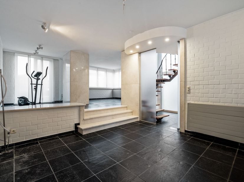 Ontdek deze ruime en veelzijdige halfopen bebouwing, rustig gelegen in de Salvialaan 3 in Nijlen. De woning bevindt zich in een kindvriendelijke woons