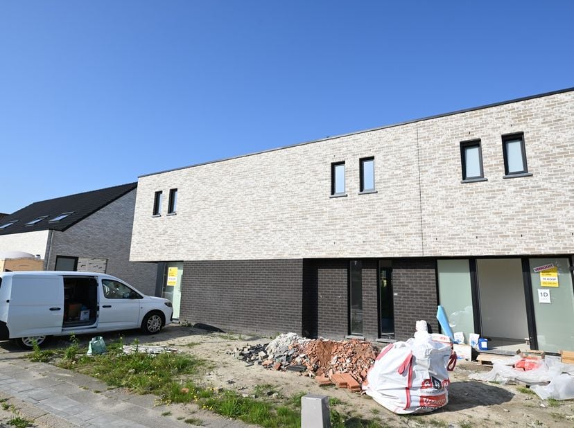Net om de hoek van de Oude Bruggestraat en 't Hof Van Wingene worden er 4 moderne gezinswoningen opgericht, vlakbij grote winkelketens, bakker, slager