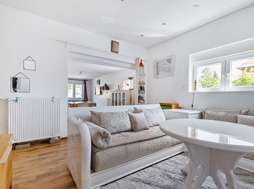 Langs de Grote Baan in Houthalen geniet deze woning van een uitstekende ligging, met een vlotte verbinding naar omliggende centrumsteden en belangrijk