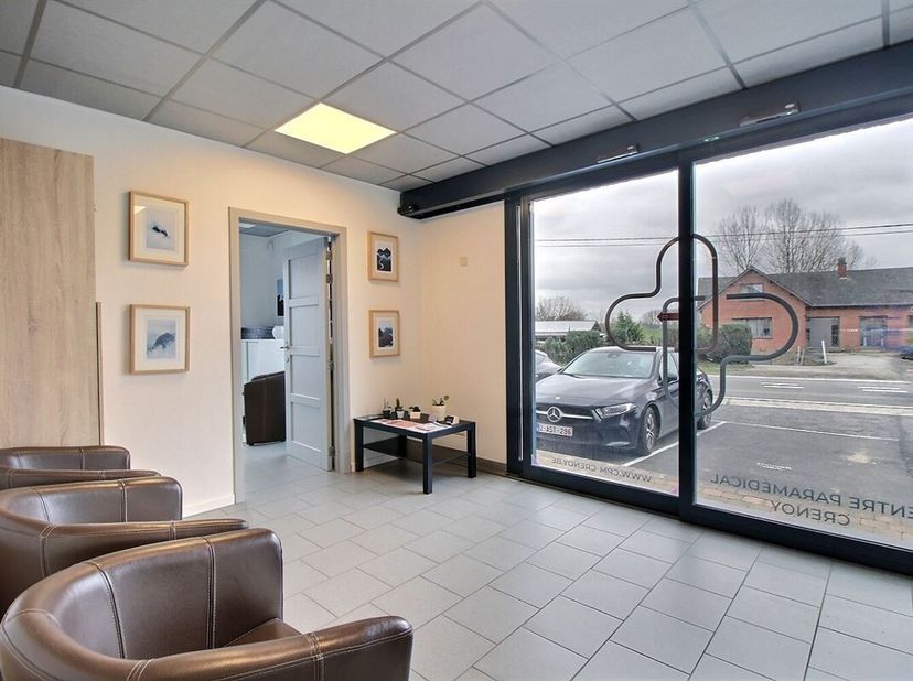 Idéalement situé à Saint-Denis, sur la Chaussée d'Eghezée, proche des grands axes (E42, E411, N4)... Nous vous proposons un spacieux bureau en locatio