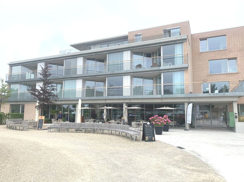 Bien situé dans le village d'Oostduinkerke, dans la belle résidence 't Beukenhof, nous trouvons un appartement avec 2 chambres à coucher au rez-de-cha