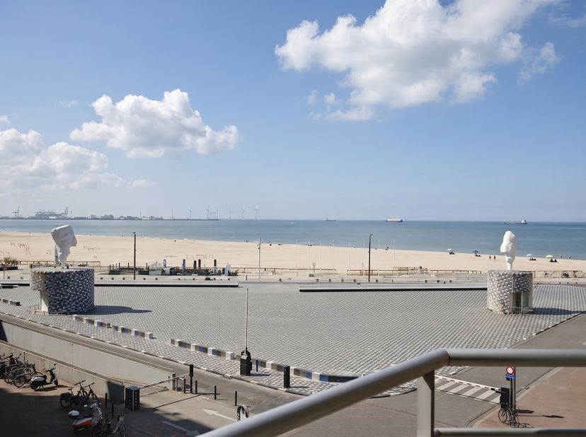 Lichtrijk twee slaapkamer appartement van 70 m2 met adembenemend zeezicht, gelegen aan het iconische Rubensplein in Knokke-Heist. <br />
Het apparteme