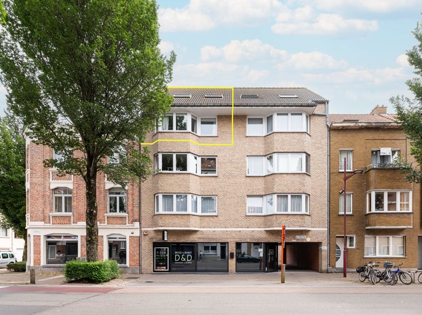 Op de derde verdieping van een goed onderhouden residentie vindt u dit ruime duplexappartement met drie volwaardige slaapkamers.<br />
<br />
Via de i