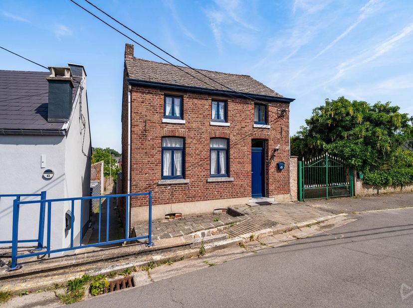 We Invest Hesbaye vous propose cette agréable maison 4 façades située à Orp-le-Grand, implantée sur une parcelle de 410 m². <br />
Composition: <br />