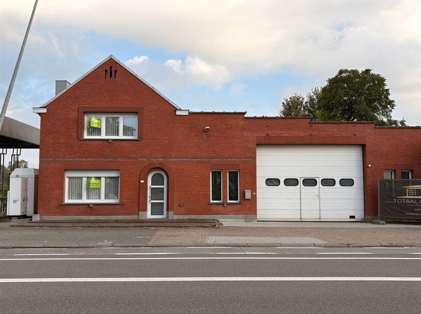 WONEN EN WERKEN OP ÉÉN LOCATIE WONING MET MAGAZIJN VAN 216 M² EN BUREAURUIMTE<br />
Op zoek naar een woning die perfect te combineren is met een zelf