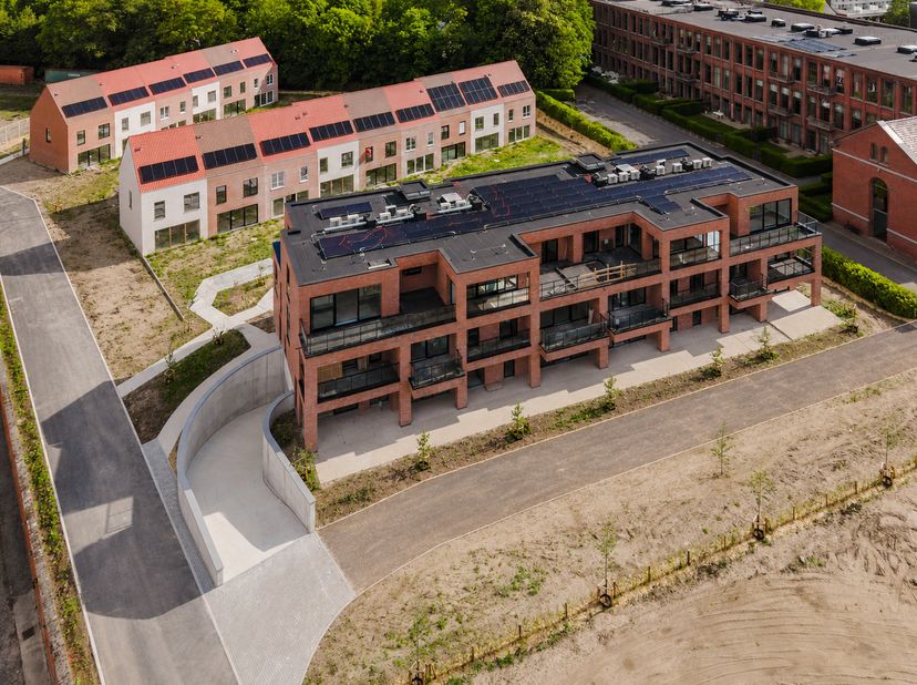 L'appartement dispose d'une surface habitable de 87 m² et d'une terrasse spacieuse et ensoleillée de pas moins de 20 m², idéale pour profiter du calme