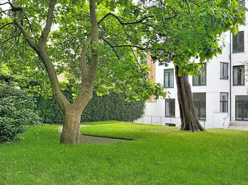 Gelegen nabij de rotonde Montgomery, ontdek deze duplex van 220m2, volgens PEB, gelegen in een prachtig Art Deco huis uit 1932 dat volledig is gerenov