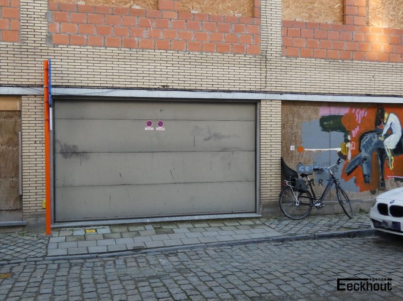 In het centrum van Oostende is het soms een hele uitdaging om een parkeerplek te vinden.<br />
Deze garage met sectionale poort biedt een ruime parkee