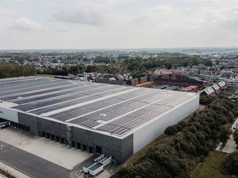 Recent gebouwd logistiek magazijn te huur op een uiterst gunstige locatie te Willebroek. Het pand is gelegen vlakbij de containerterminal en de A12 An