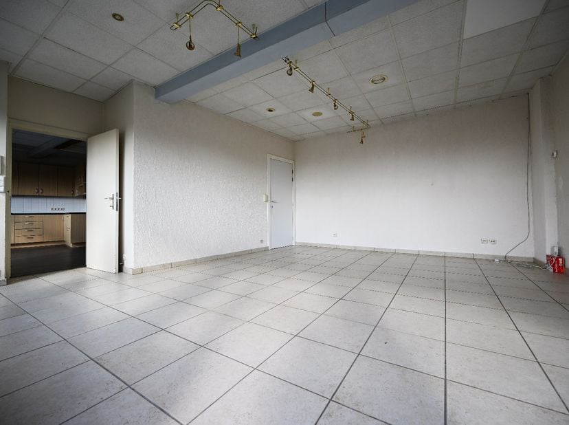 Appartement 130 m² op 1ste verdiep met ruime lichtrijke leefruimte, keuken met keramische kookplaat, spoelbak, oven &amp; vaatwasser. Het appartement heef
