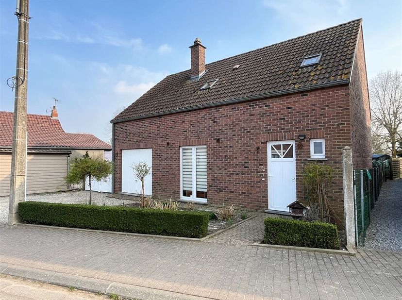 Goed 4-fronig huis met grote tuin in een rustige straat in het populaire dorp Lesdain.<br />
De woning heeft ongeveer 125 m² woonoppervlakte en bestaa