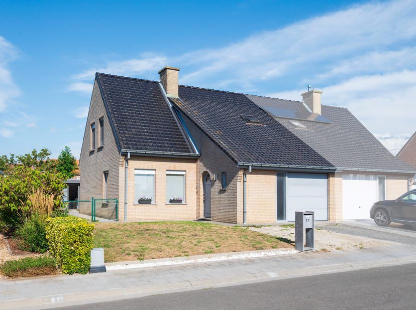 Goed onderhouden halfopen woning met 3 slaapkamers in rustige wijk<br />
<br />
LANCERINGSMOMENT – DONDERDAG 10 SEPTEMBER VAN 17U TOT 19U<br />
<br />