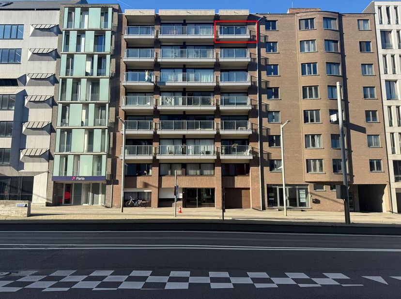 Appartement met 2 slaapkamers en ondergrondse autostaanplaats<br />
Ligging: 7de verdieping: inkomhal, ruime en lichtrijke leefruimte, aparte keuken,