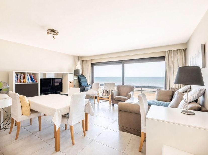 Spacieux appartement avec 2 chambres à coucher complètes et vue mer phénoménale, en vente au quatrième étage de la résidence Melbourne. L'immeuble est