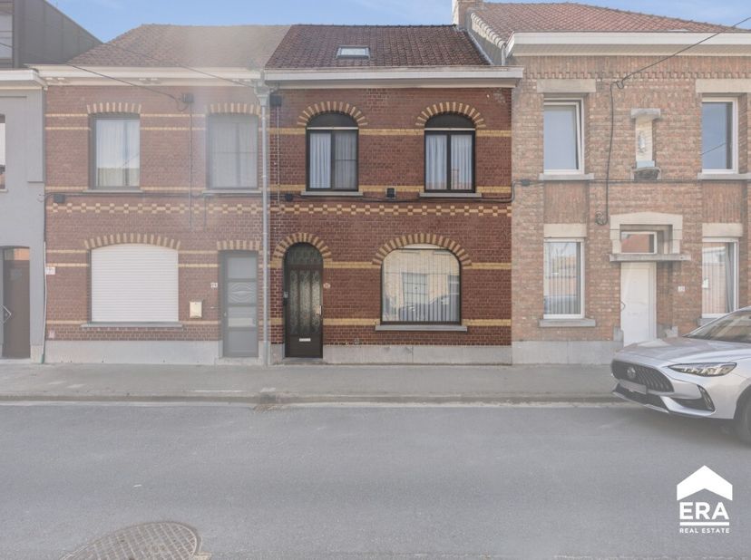 Ontdek deze charmante en verrassend ruime rijwoning in de rustige en geliefde wijk Heilig-Hart in Roeselare. Hier geniet u van een aangename ligging a