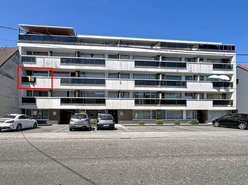 Te koop – Appartement nabij centrum Roeselare<br />
Gezellig 1 slaapkamerappartement op een gunstige ligging, vlak bij het centrum van Roeselare en d