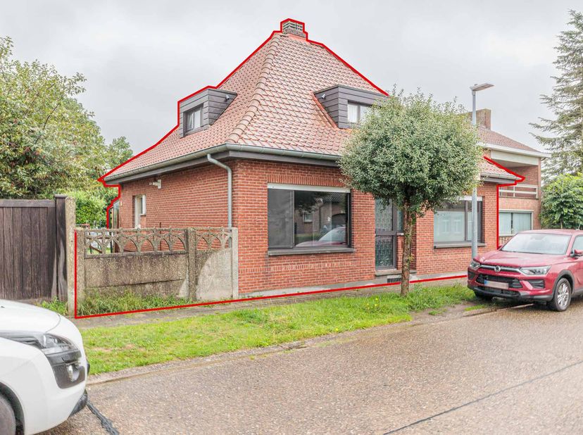 CENTRAAL GELEGEN WONING  <br />
  <br />
Met ruime tuin en garage.  <br />
Indeling:  <br />
- gelijkvloers: inkomhall, slaapkamer, leefruimte - woonk
