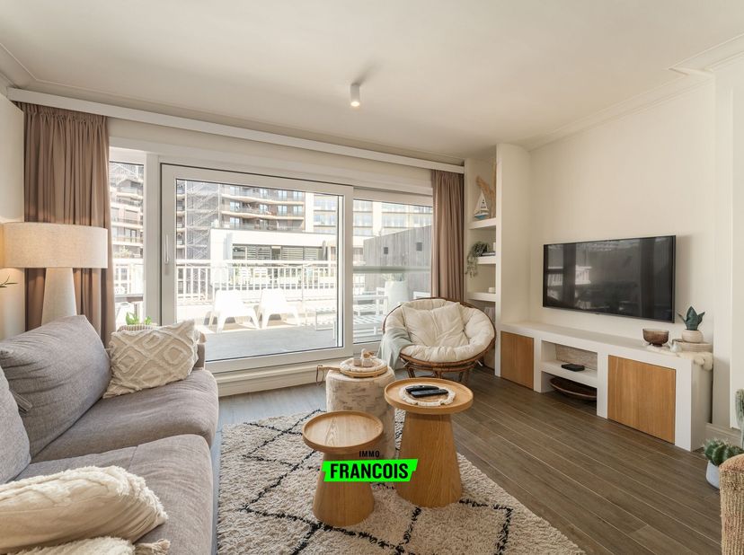 In het bruisende centrum van Blankenberge bevindt zich deze uitzonderlijke penthouse, afgewerkt met oog voor kwaliteit, comfort en stijl. De ligging i