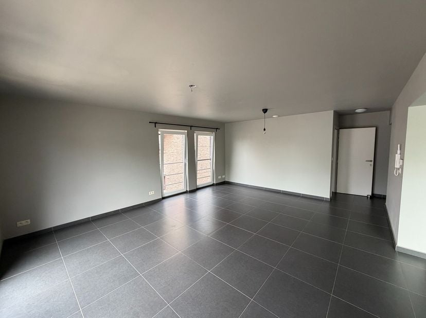Energiezuinig appartement op toplocatie<br />
<br />
Opp: ca. 80m²&amp;nbsp;<br />
Opp terras: ca. 6m²<br />
<br />
Indeling: inkomhal met vestiaire en ga