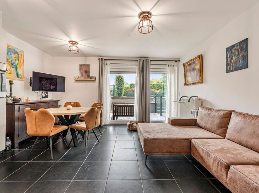 Op een steenworp van de dorpskern van Boezinge vinden we dit recent en verzorgd éénslaapkamer appartement.<br />
Troeven:<br />
Rustige ligging<br />