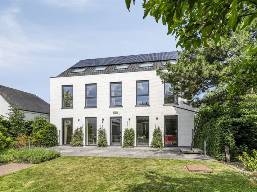 Op een sublieme locatie, met adembenemend zicht over de uitgestrekte polders en schilderachtige kreken, presenteren wij u deze recente en ruime eigend