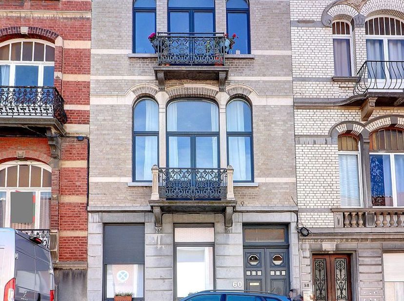 OPTIE<br />
Appartement met 1 slaapkamer op de eerste verdieping:<br />
Met achtereenvolgend:<br />
- Woonkamer met parketvloer, +- 25,2 m², met balko