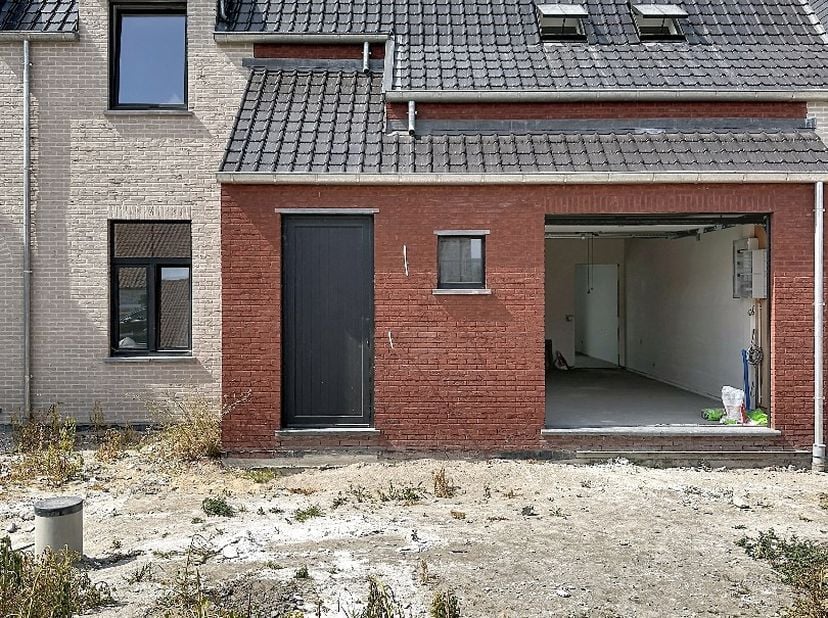 Deze nieuwbouwwoning bestaat uit: inkomhal - toilet - living - keuken - terras - tuin - wasplaats - berging - garage - nachthal - 3 slaapkamers - badk