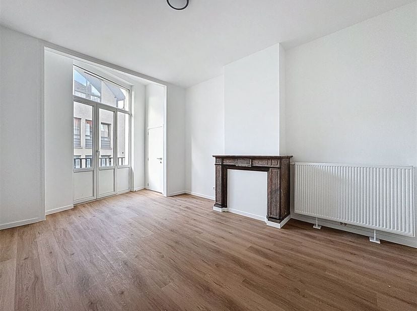 Antoine Dansaert wijk - 1ste bewoning - Aantrekkelijk appartement met 1 slaapkamer van +/-75m² met balkon gelegen op de 2de verdieping van een gebouw