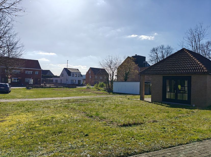 Terrain à vendre
                    à 2400 Mol
