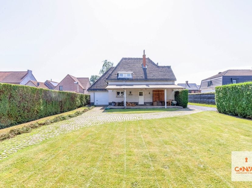 Deze te renoveren villa is uitstekend gelegen op wandelafstand van het centrum van Oostakker en heeft lokale handelaars, scholen en eetgelegenheden in