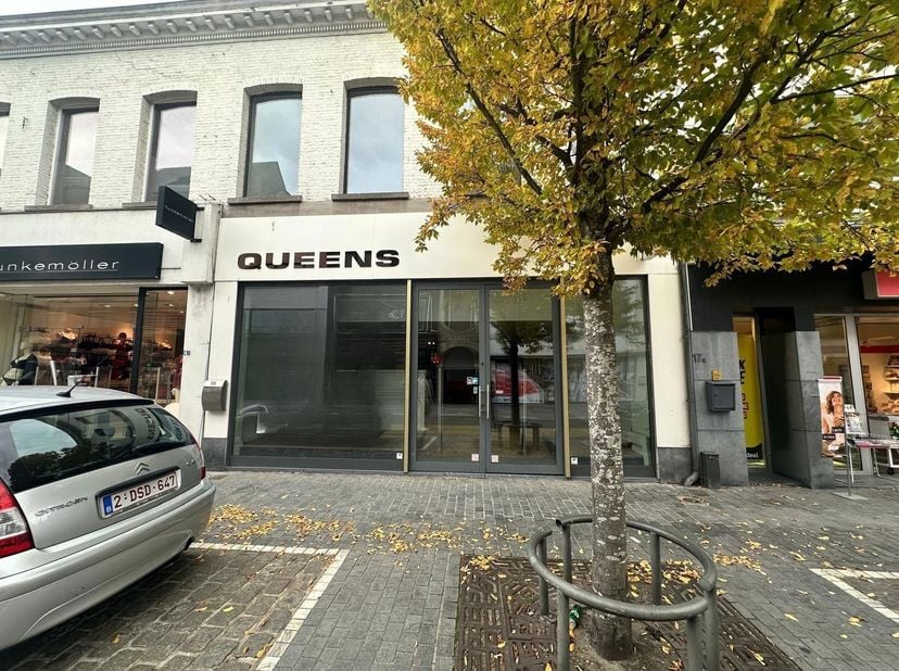 Situé dans la principale rue commerçante de Mol, ce local commercial de 476 m² offre une opportunité idéale pour les entrepreneurs. Ce bien abritait a