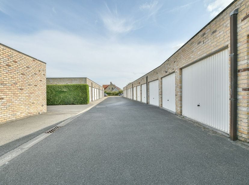 In het centrum van De Haan bevindt zich deze ruime garagebox.<br />
<br />
Het garagecomplex beschikt over een vlotte in- en uitrit, wat zorgt voor ee