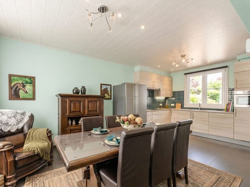 Dit RUIM APPARTEMENT is gelegen in hartje Tielt met name in de Bruggestraat 31/2 met een bewoonbare oppervlakte van  maar liefst 104 m², op wandelafst
