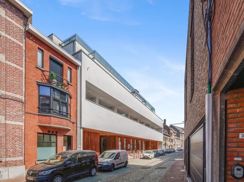 Op een absolute toplocatie in het bruisende centrum van Sint-Truiden vinden we dit prachtig en energiezuinig appartement terug. Gelegen in de Zoutstra