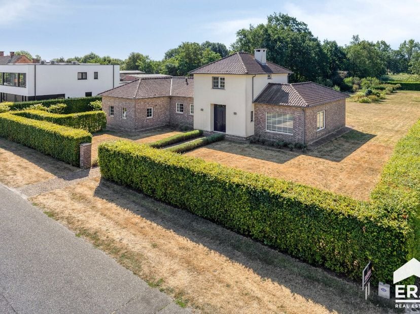 [[ DIT PAND NEEMT DEEL AAN DE ERA OPEN HUIZEN DAG OP 19/9 VAN 9:30 TOT 10:30 ]] MOL-WEZEL: Prachtig landhuis met openluchtzwembad op ca. 75are.Bijzond