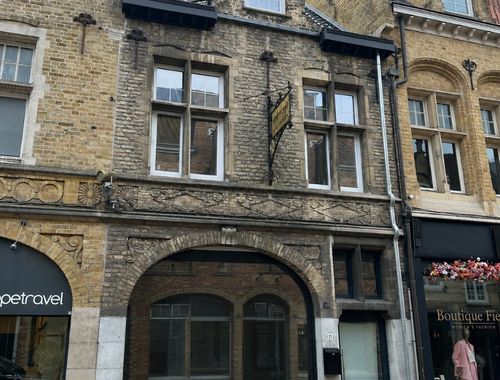                                         Handelsgelijkvloers te huur in Veurne, € 1.000
