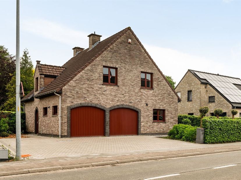 In het gegeerde Wijnveld te Sinaai bevindt zich deze verzorgde open bebouwing uit 2001, gelegen in een aangename woonomgeving die geniet van een vlott