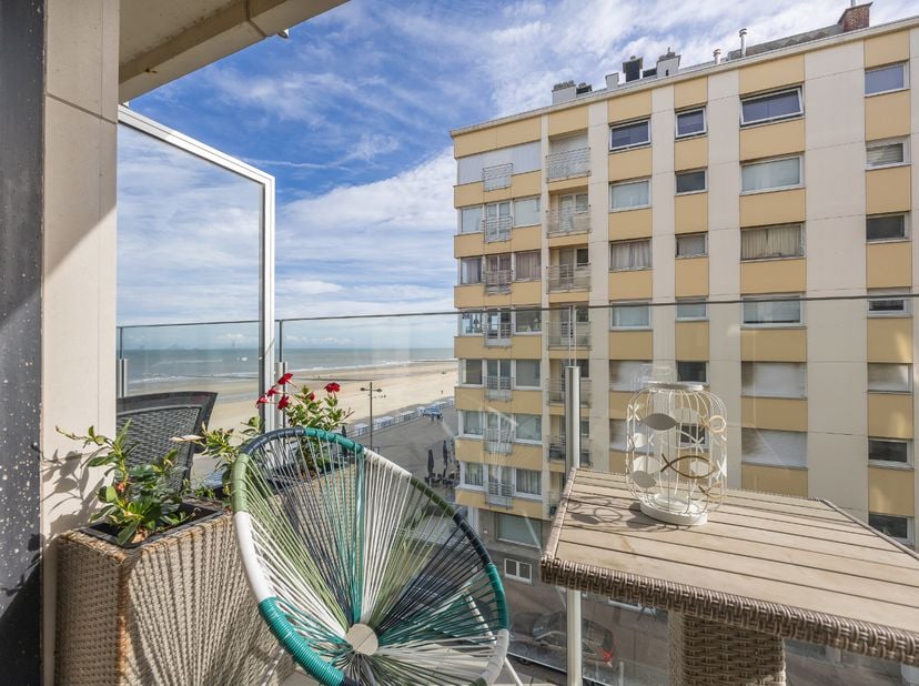 Op een uitstekende ligging in Residentie Emperador, gelegen in de Prosper Poulletstraat 19 te Middelkerke, bevindt zich deze verzorgde studio met terr