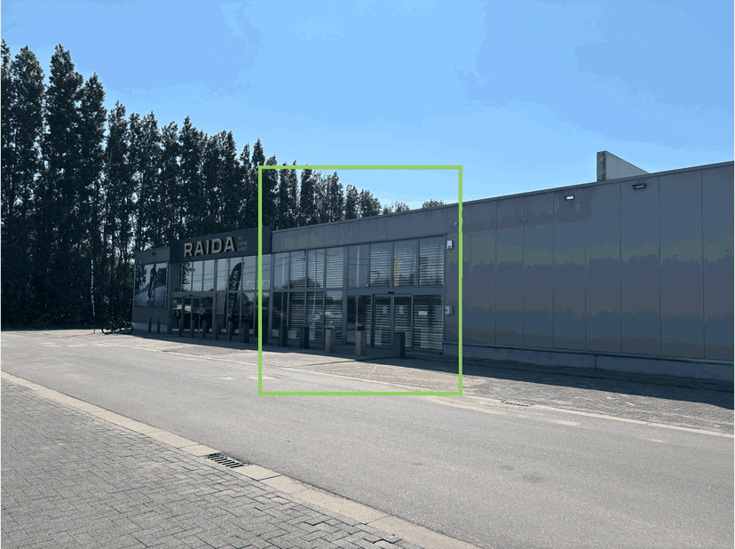 Surface commerciale de 520 m² à louer à un emplacement stratégique à Maldegem, à côté d’AVA. Ce local commercial fait partie d’une zone commerciale tr