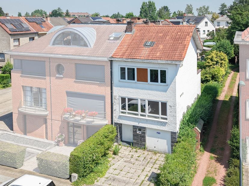 Maxime Real Estate stelt u deze 3-gevel woning met mooi potentieel na renovatie voor.<br />
Uitstekend gelegen nabij Stokkel, het Parmentierpark, wand