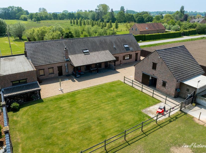 Deze idyllische langgevelhoeve is gelegen in een landelijke straat met een vrij uitzicht achteraan op nog geen 3 km verwijderd van het Azelhof Horse E