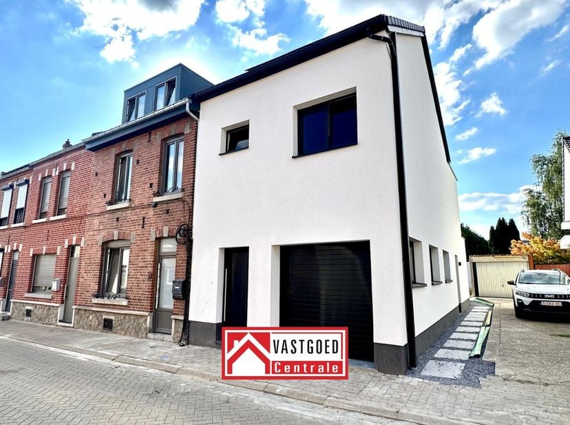 Op zoek naar een modern en energiezuinig appartement op een uitstekende locatie? Dit aangename duplexappartement is gelegen in Koninksem, een deelgeme