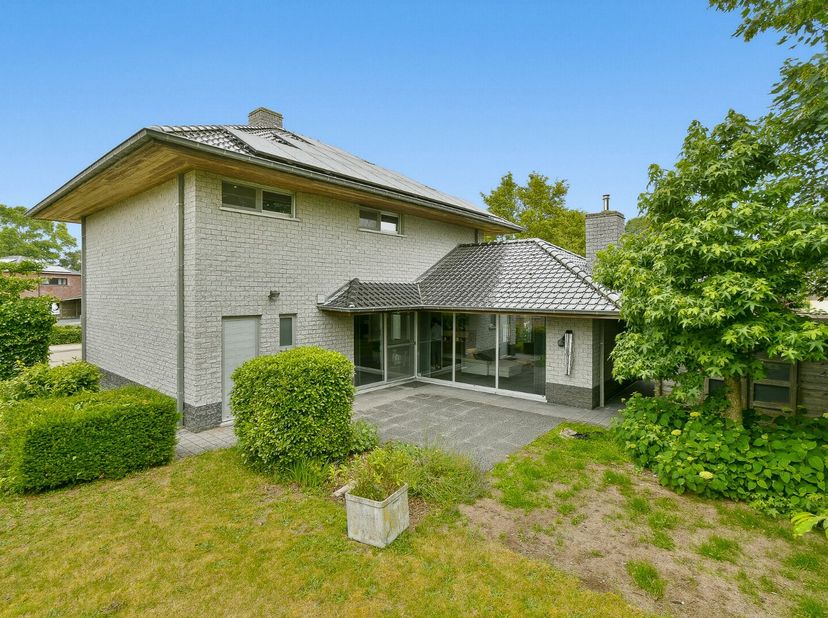 Op een rustige locatie in Koekelare bevindt zich deze verzorgde alleenstaande woning, gebouwd in 2006 op een perceel van 453 m². Met een bewoonbare op